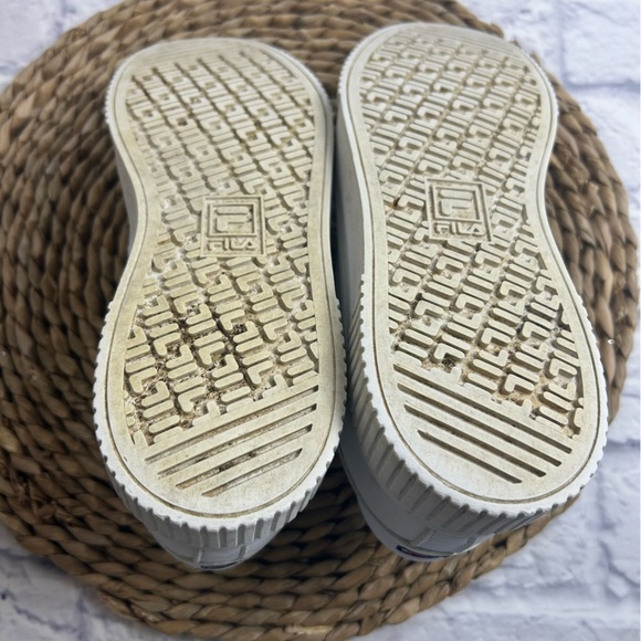 Fila Women's Classic White Leather Fashion Sneakers. Size 8. - Picture 8 of 10